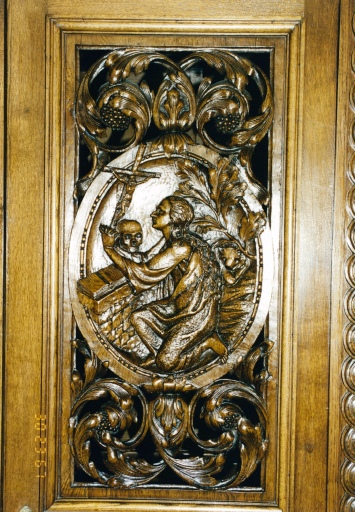 Vue de détail du décor d'une porte : Marie-Madeleine.