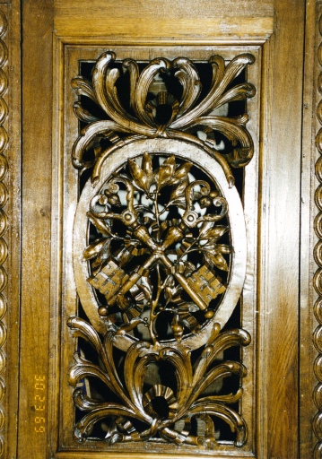 Vue de détail du décor d'une porte : clés de saint Pierre.