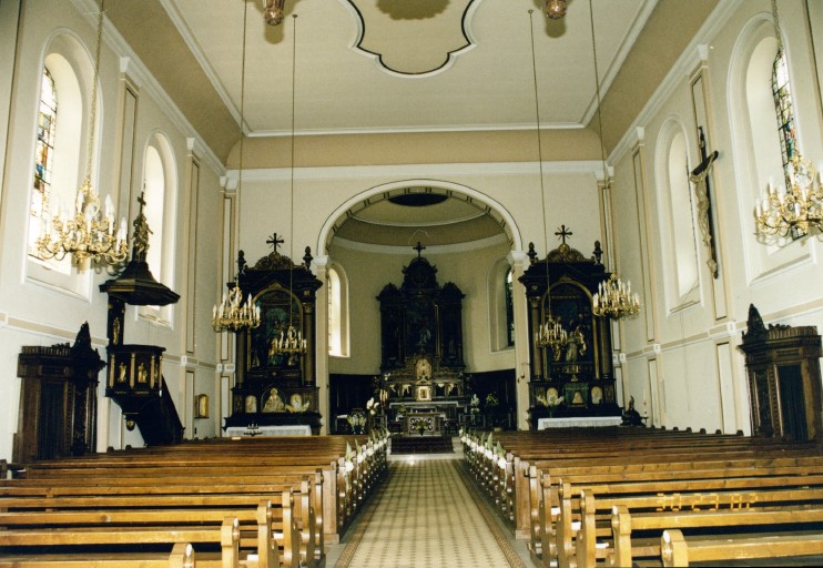 Vue d'ensemble de l'intérieur de la nef, vers le choeur.