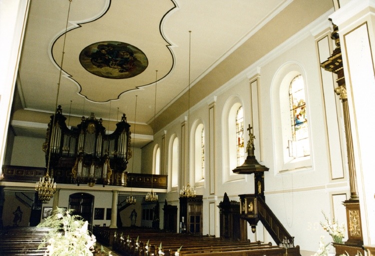 Vue d'ensemble de l'intérieur de la nef, vers la tribune.