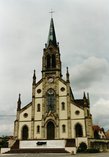 Vue d'ensemble du parvis et de la façade sud.