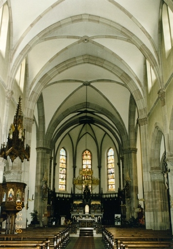 Vue intérieure de la nef et du choeur.