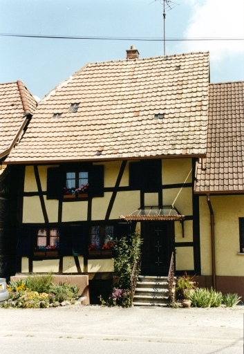 Vue du gouttereau sur rue du logis.