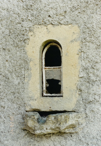 Vue de la fenêtre de la sacristie avec l'écoulement du lavabo.