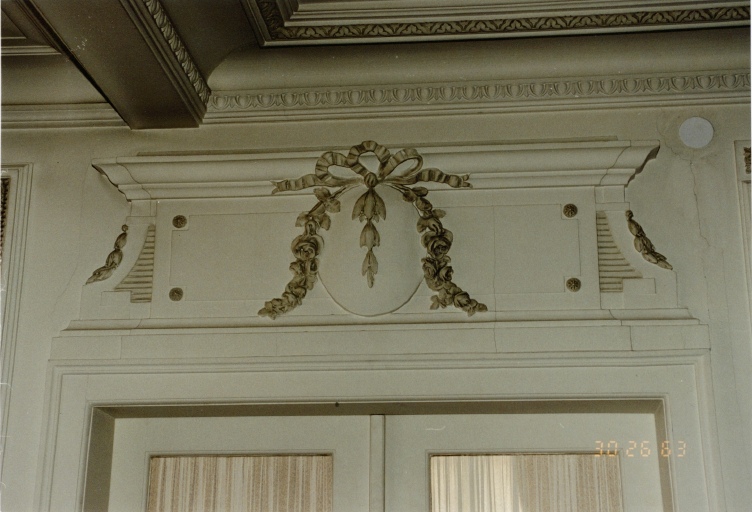 Vue de détail d'un dessus-de-porte du salon de réception, 1er étage.