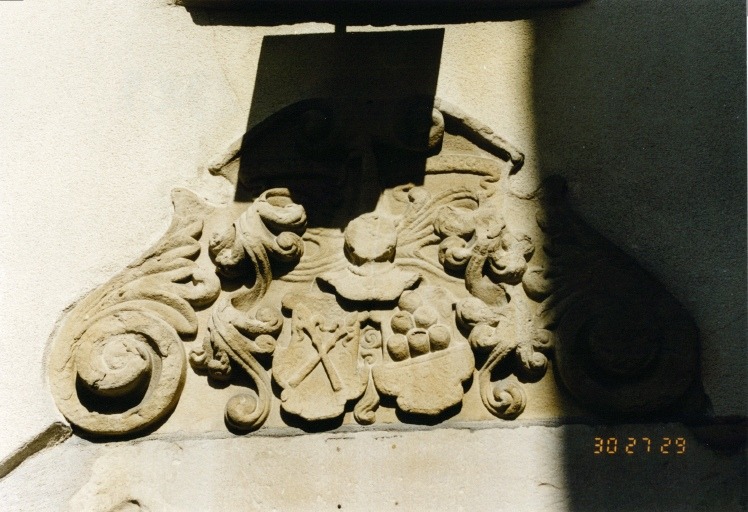 Vue de détail du fronton de la porte d'entrée, aux armes des Ramstein et des Landsberg.