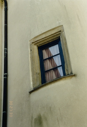 Vue de détail d'une fenêtre de la tourelle d'escalier.