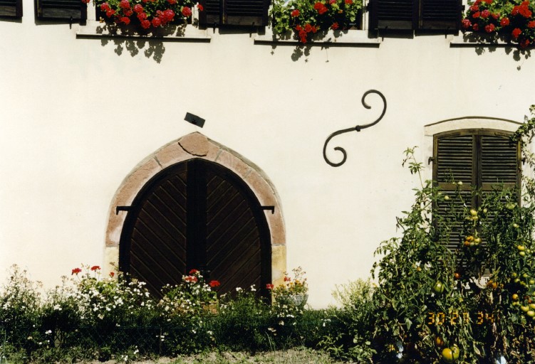 Vue de la porte médiévale, au rez-de-chaussée du gouttereau principal.