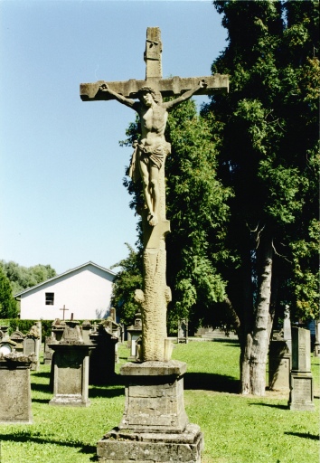 Croix de cimetière : Christ en croix