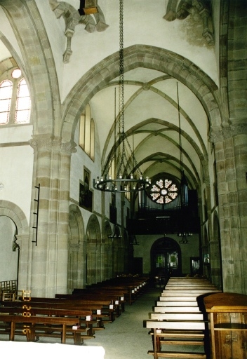 Vue intérieure de la nef, depuis le choeur.