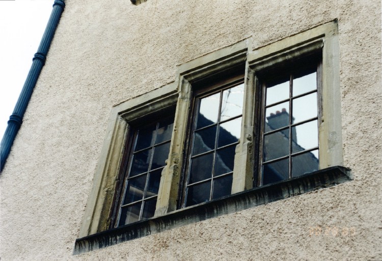 Vue de détail d'une fenêtre au 1er étage, pignon sud.