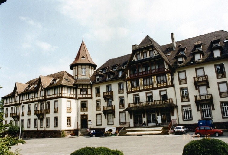 Vue partielle de la façade principale, depuis l'ouest.