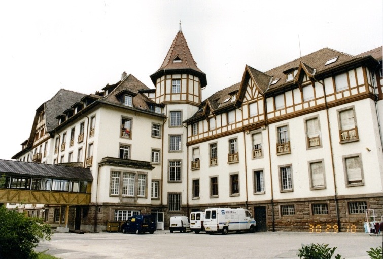 Vue d'ensemble de la façade arrière.