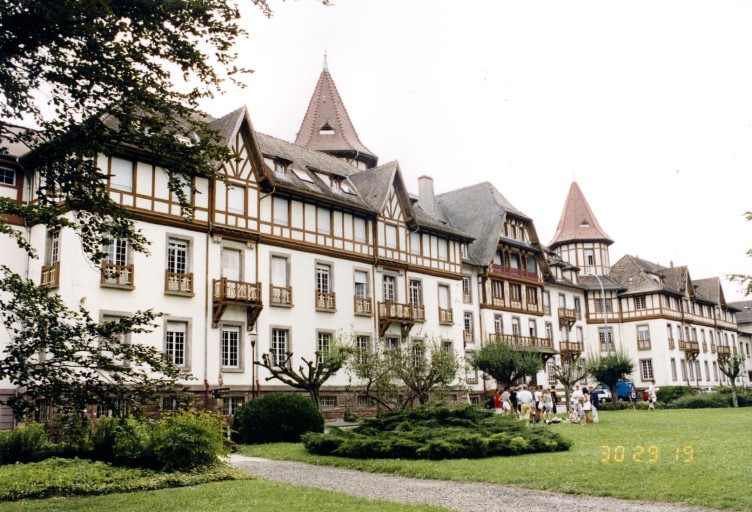 Vue d'ensemble de la façade principale, depuis le nord.