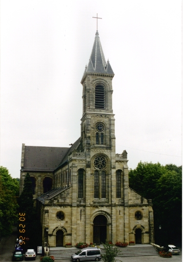 Vue d'ensemble de l'église, depuis le sud.