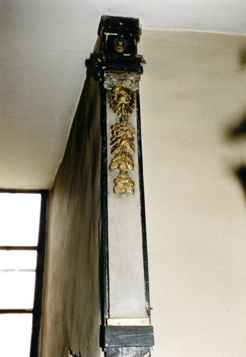 Vue de détail du décor de l'ancien choeur (fenêtre axiale de l'actuelle sacristie).