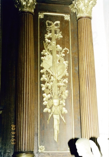 Vue de détail du trophée liturgique de droite.