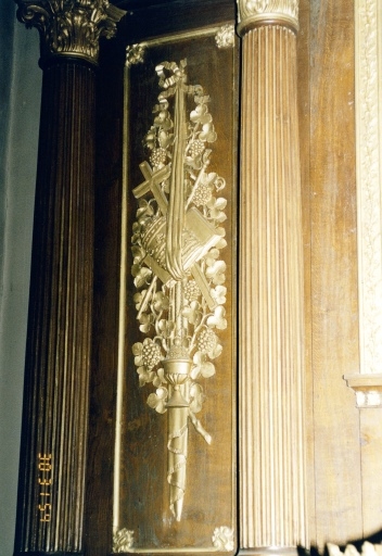 Vue de détail du trophée liturgique de gauche.