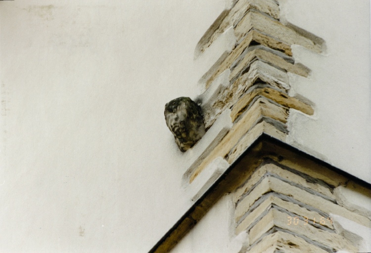 Vue de détail d'une pierre sculptée, angle nord-est de la tour.