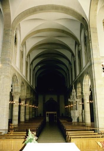 Vue intérieure de la nef, depuis le choeur.