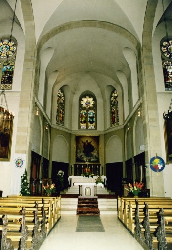 Vue intérieure du choeur, depuis la nef.