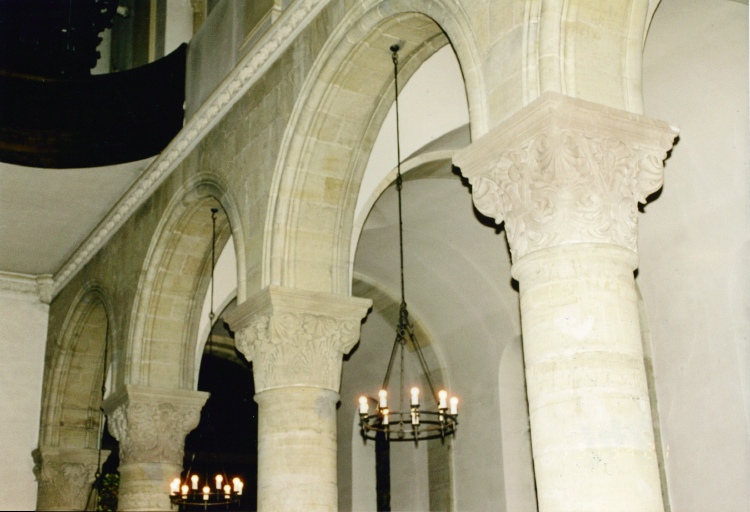 Vue d'ensemble des arcades ouest de la nef.