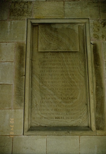 Vue de la plaque commémorative de la pose de la première pierre de l'église en 1845.