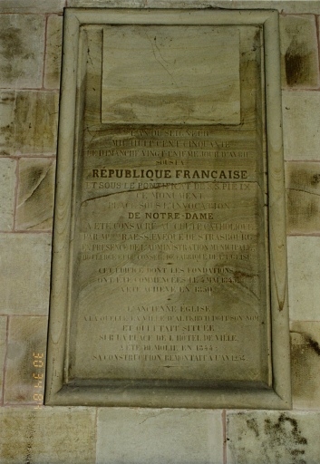 Vue de la plaque commémorative de la consécration de l'église en 1850.