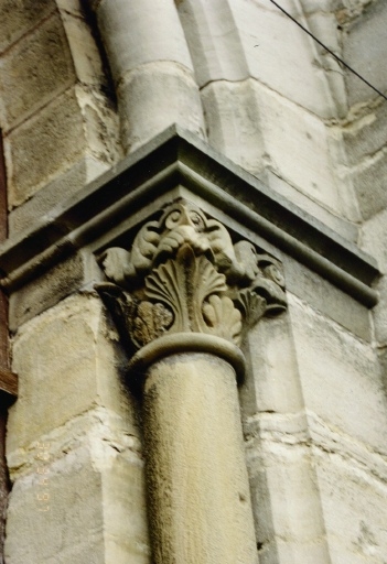 Vue de détail d'un chapiteau de la façade principale.