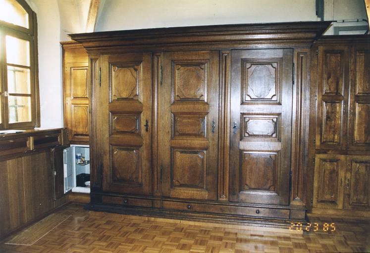 Vue d'ensemble de l'armoire en 2002.