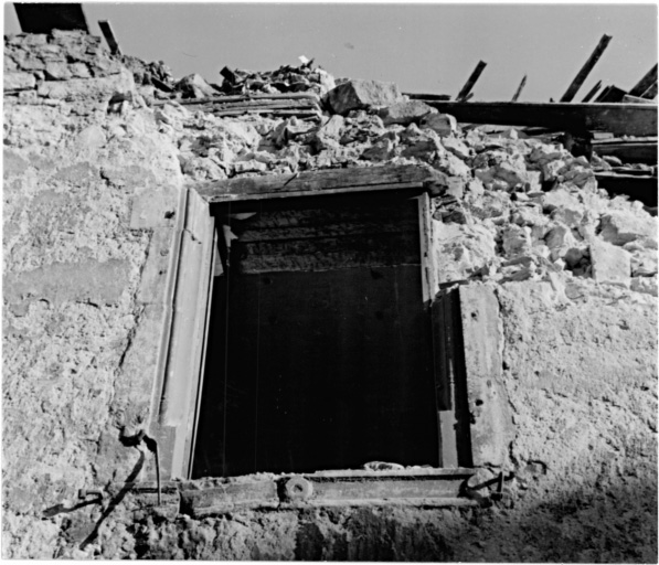 Façade sud : fenêtre avec encadrement mouluré.