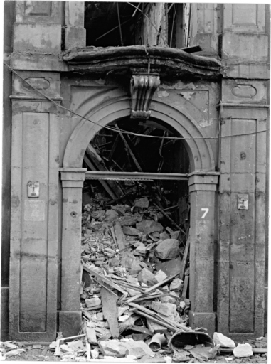 Façade nord : la porte d'entrée.