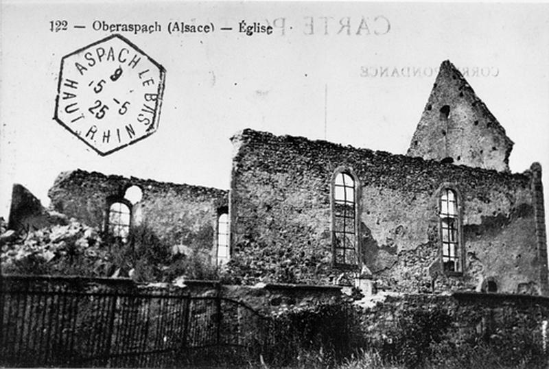 Vue de la nef de l'église après l'incendie de 1915.