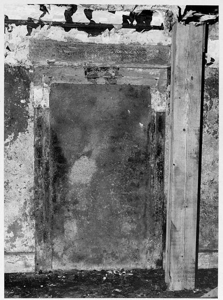 Façade sud du château : porte murée dans le hall d'entrée avec linteau gravé.