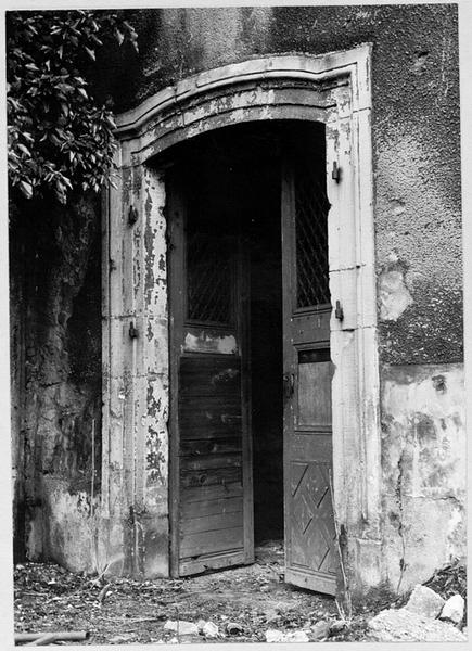 Façade sud du château : la porte d'entrée.