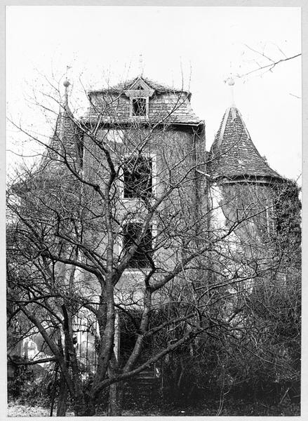 Façade est du château flanquée des deux tours nord et sud.