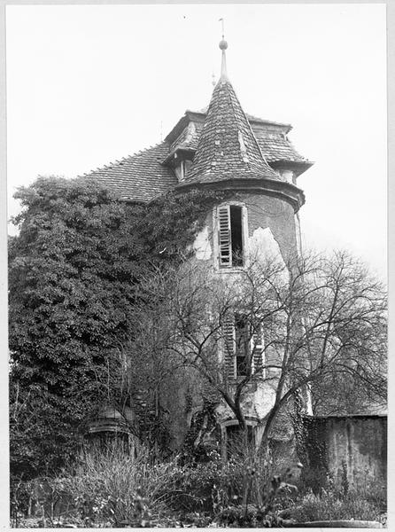 Façade sud du château avec la tour sud.