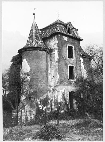 Façade sud du château prise du sud-est.