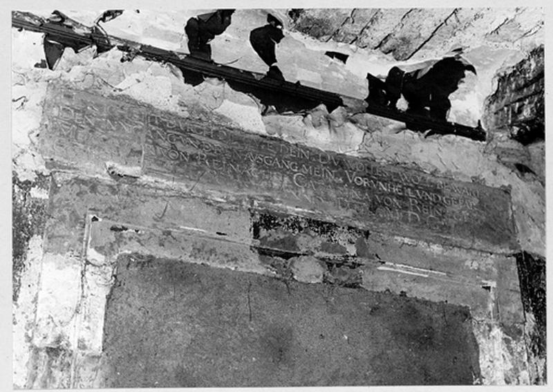 Façade sud du château : linteau gravé de la porte murée dans le hall d'entrée.