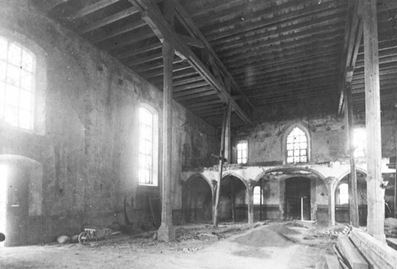 Vue d'ensemble de la nef prise du choeur après 1918, pendant les travaux de restauration.