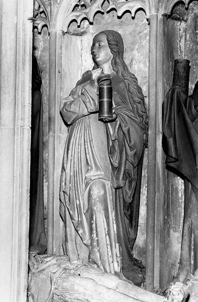 Vue de trois-quarts de la Sainte Femme du centre.