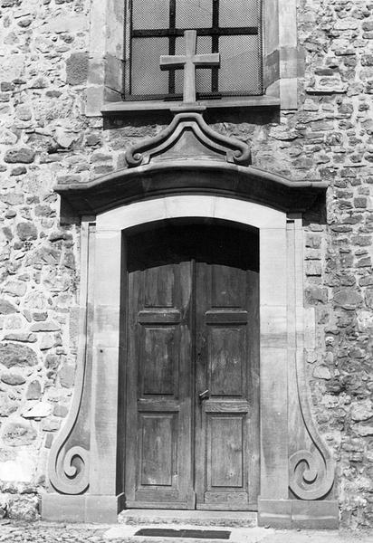 Vue de la porte d'entrée latérale sud.