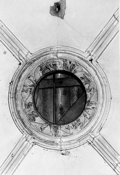 Vue de détail : clef de voûte sur la travée droite du choeur.