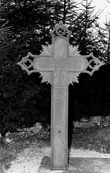 Vue de face du monument funéraire No 4.