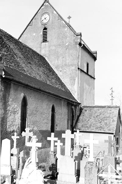 Vue de trois-quarts de la face latérale sud et sacristie adjacente.