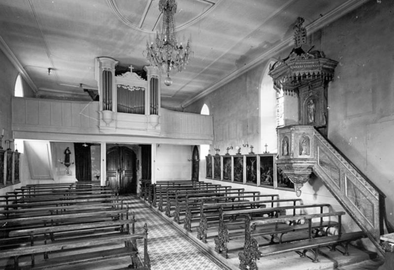 Vue intérieure prise du choeur vers la tribune.