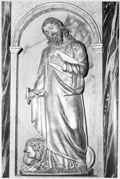 Vue de détail de la niche de la table d'autel : saint Marc.