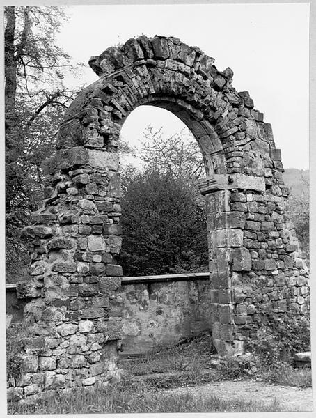 Vue du portail d'entrée, prise de l'intérieur.