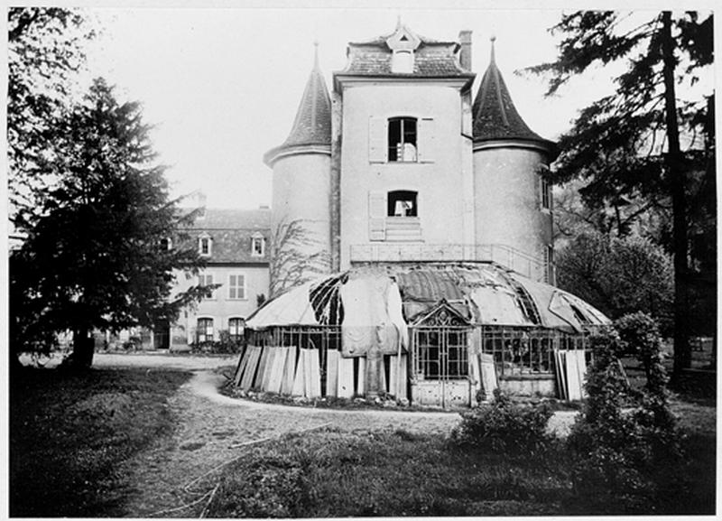 Vue d'ensemble de la façade est du château après les bombardements de 1914-1918.