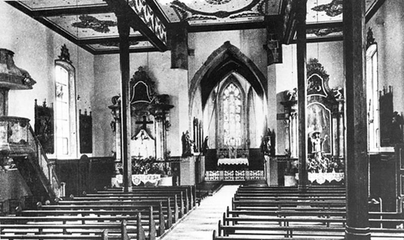 Vue d'ensemble de la nef et du choeur, avec autels latéraux, après les restaurations terminées en 1929.